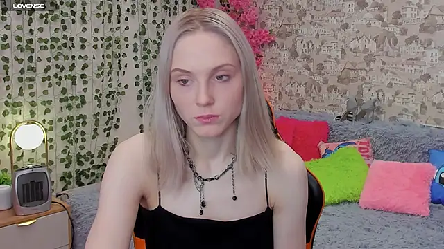 Snapshot of Gina_Gina_love chatting on 05-27-26, 01:24 Gina Gina love online show from 05-27-26, 01:24