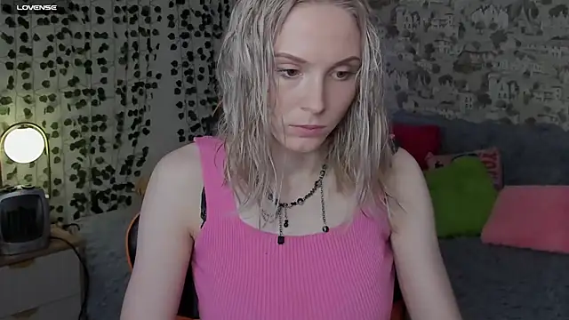 Snapshot of Gina_Gina_love chatting on 05-28-26, 01:03 Gina Gina love online show from 05-28-26, 01:03
