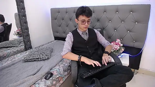 Snapshot of Jules_Silver02 chatting on 12-04-25, 09:12 Jules Silver02 online show from 12-04-25, 09:12