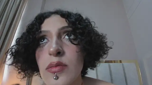 Snapshot of LyraVendrell chatting on 04-30-26, 07:53 LyraVendrell online show from 04-30-26, 07:53