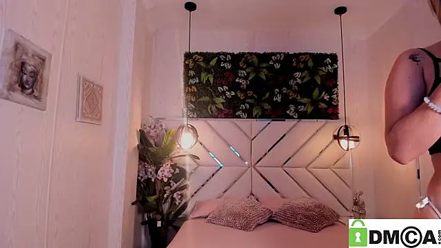 Lolaliips online show from 12-15-25, 12:20