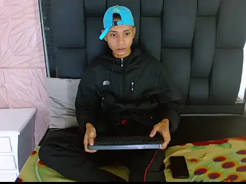 Snapshot of Axel_Marcu chatting on 12-16-25, 04:50 Axel Marcu online show from 12-16-25, 04:50