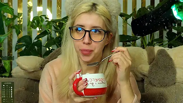 Snapshot of FlowweerGirl chatting on 01-14-26, 09:15 FlowweerGirl online show from 01-14-26, 09:15