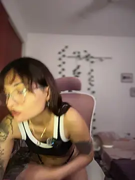 Snapshot of LuXarumi chatting on 12-23-25, 03:59 LuXarumi online show from 12-23-25, 03:59