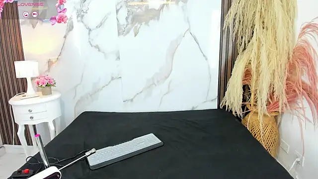 Snapshot of hilarythomsom chatting on 01-17-26, 01:05 hilarythomsom online show from 01-17-26, 01:05