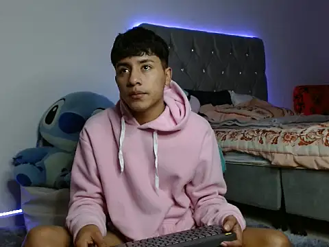 Snapshot of Sebas_Ross04 chatting on 12-14-25, 06:52 Sebas Ross04 online show from 12-14-25, 06:52