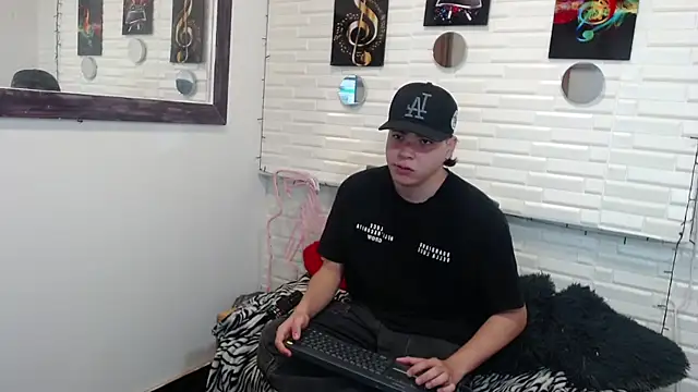 Snapshot of Dylan_fooxx chatting on 12-15-25, 07:29 Dylan fooxx online show from 12-15-25, 07:29