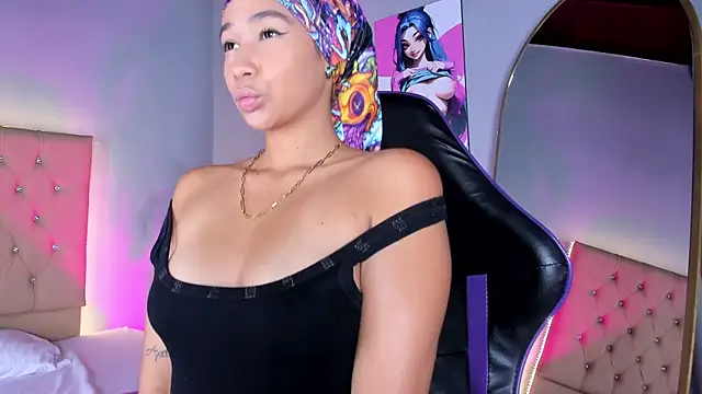 Snapshot of EmmaLawrence_ chatting on 12-15-25, 08:13 EmmaLawrence online show from 12-15-25, 08:13