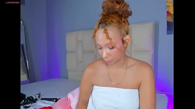 EmmaLawrence  online show from 04-11-26, 07:45