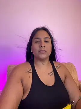 Snapshot of YenthCorona chatting on 05-24-26, 04:17 YenthCorona online show from 05-24-26, 04:17