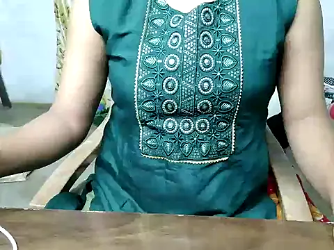 Snapshot of ishiii-69 chatting on 12-18-25, 05:30 ishiii-69 online show from 12-18-25, 05:30