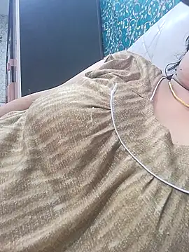Snapshot of desiriya14 chatting on 05-17-26, 04:03 desiriya14 online show from 05-17-26, 04:03