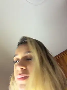 Snapshot of Sophie-velvet chatting on 06-30-26, 04:19 Sophie-velvet online show from 06-30-26, 04:19