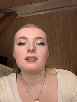 Snapshot of MilaLuxe chatting on 12-15-25, 07:07 MilaLuxe online show from 12-15-25, 07:07