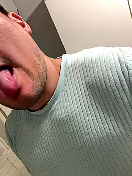 Snapshot of CharlyAlfa22 chatting on 12-21-25, 09:44 CharlyAlfa22 online show from 12-21-25, 09:44