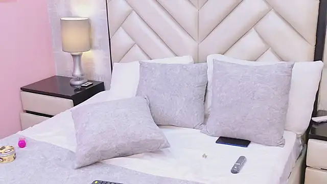 Snapshot of HeatherHazell chatting on 12-14-25, 03:39 HeatherHazell online show from 12-14-25, 03:39