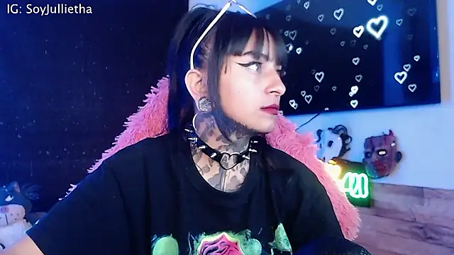 Snapshot of Julls420_ chatting on 02-06-26, 04:39 Julls420 online show from 02-06-26, 04:39