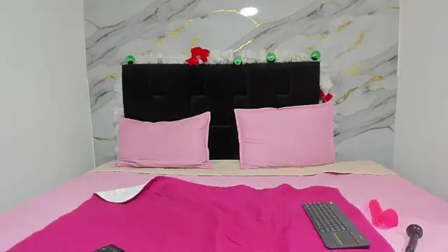 Snapshot of emmmaa_moon chatting on 12-15-25, 05:17 emmmaa moon online show from 12-15-25, 05:17