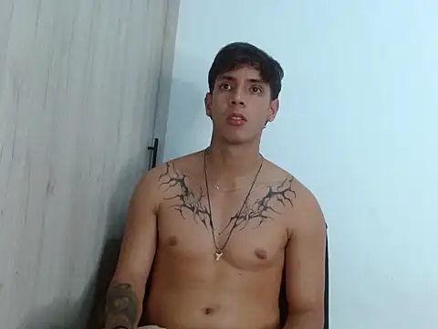 Snapshot of Wolf_light chatting on 12-13-25, 10:59 Wolf light online show from 12-13-25, 10:59