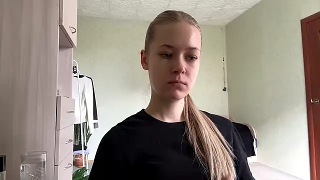 ZaidaSchwarten online show from 04-19-26, 01:10