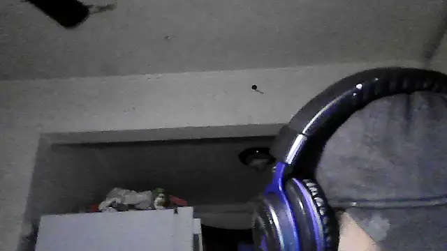 Snapshot of dwick5900 chatting on 12-18-25, 03:29 dwick5900 online show from 12-18-25, 03:29