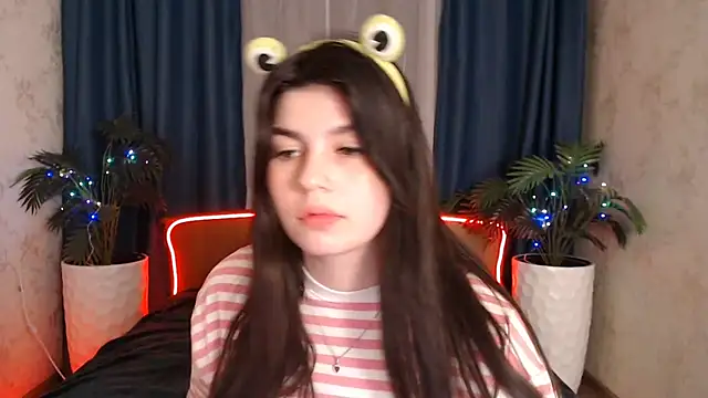 Snapshot of KisaModel chatting on 12-15-25, 10:19 KisaModel online show from 12-15-25, 10:19