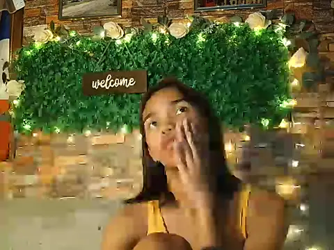 Snapshot of LaurenePh2 chatting on 12-20-25, 10:00 LaurenePh2 online show from 12-20-25, 10:00