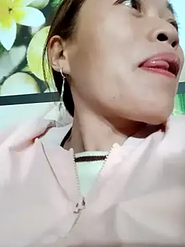 Snapshot of little-effy chatting on 12-14-25, 11:26 little-effy online show from 12-14-25, 11:26