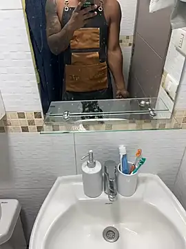 Snapshot of Comeonmyhouse22cm chatting on 02-13-26, 07:43 Comeonmyhouse22cm online show from 02-13-26, 07:43