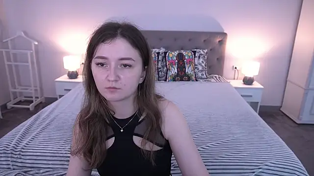 Snapshot of CyrenaLuxe chatting on 06-11-26, 05:27 CyrenaLuxe online show from 06-11-26, 05:27