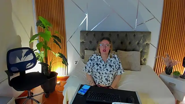 Snapshot of brenda_hertz chatting on 12-16-25, 11:26 brenda hertz online show from 12-16-25, 11:26