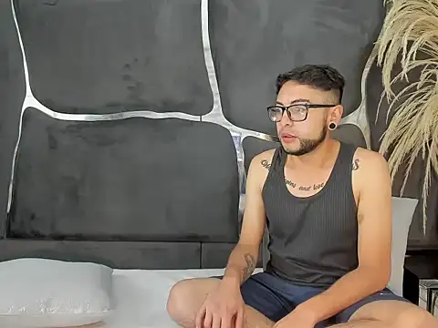 LailaAndOliver online show from 12-16-25, 01:16