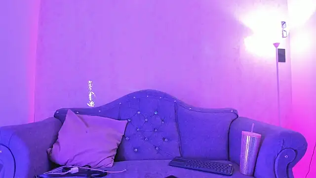 Snapshot of Taniandmarkos chatting on 12-14-25, 09:41 Taniandmarkos online show from 12-14-25, 09:41