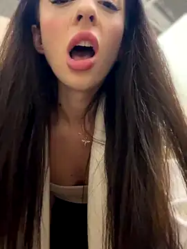 Snapshot of YeaLina chatting on 12-14-25, 10:42 YeaLina online show from 12-14-25, 10:42