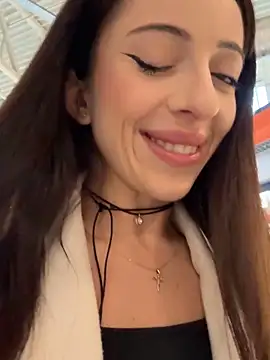 Snapshot of YeaLina chatting on 12-16-25, 10:09 YeaLina online show from 12-16-25, 10:09