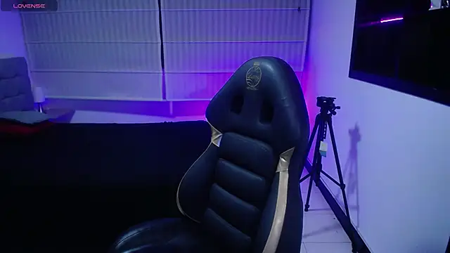 Snapshot of Kendall_fox_x chatting on 12-15-25, 08:13 Kendall fox x online show from 12-15-25, 08:13