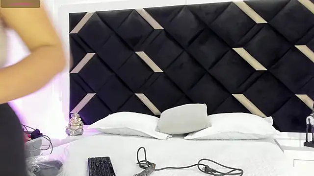 Lunara Vall online show from 04-01-26, 07:33