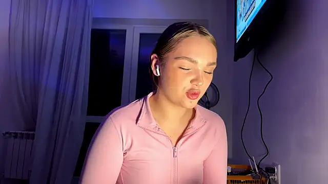 Snapshot of Ginnyinjeans chatting on 12-17-25, 05:41 Ginnyinjeans online show from 12-17-25, 05:41