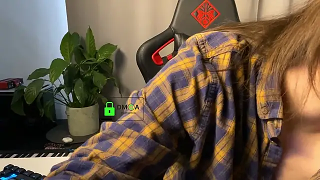 Snapshot of CloudLightt chatting on 12-16-25, 11:37 CloudLightt online show from 12-16-25, 11:37