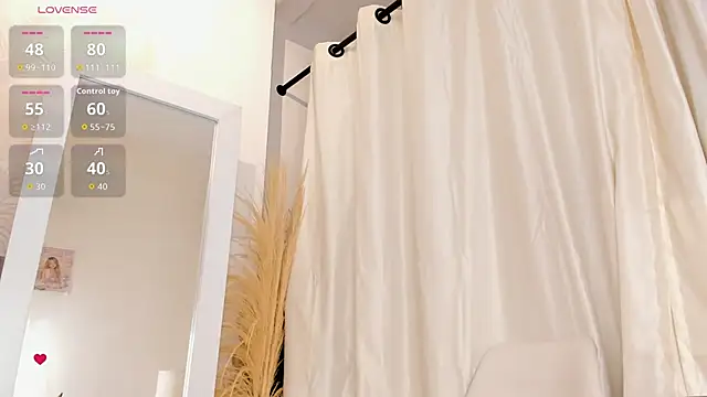 Snapshot of Sisi_fun chatting on 04-23-26, 01:02 Sisi fun online show from 04-23-26, 01:02