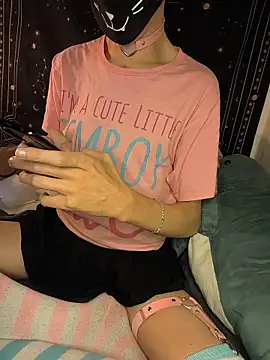 Snapshot of Femboitea-official chatting on 12-15-25, 10:25 Femboitea-official online show from 12-15-25, 10:25