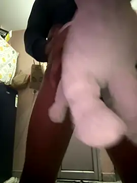 Snapshot of x143567 chatting on 12-16-25, 05:56 x143567 online show from 12-16-25, 05:56