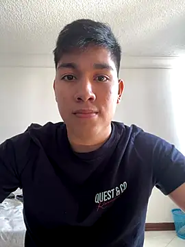 Snapshot of Rogerdn chatting on 12-15-25, 06:45 Rogerdn online show from 12-15-25, 06:45