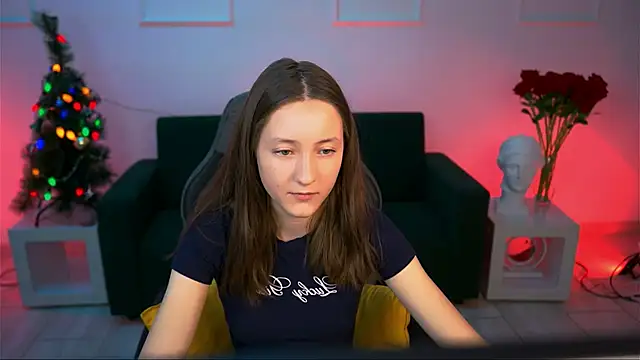 Snapshot of LuluPatterson chatting on 12-15-25, 01:37 LuluPatterson online show from 12-15-25, 01:37