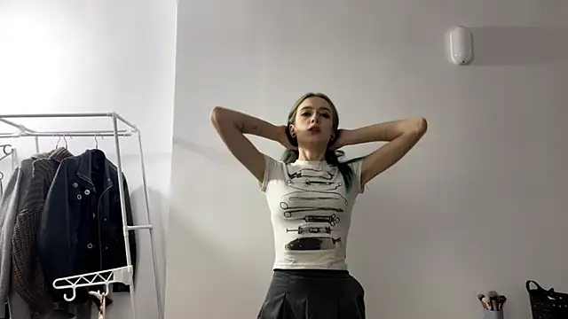 Snapshot of MerIeBremmer chatting on 12-16-25, 05:07 MerIeBremmer online show from 12-16-25, 05:07