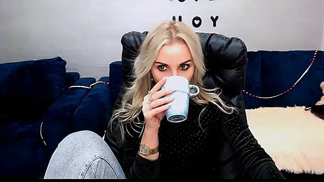 Snapshot of Hanna--Sweet chatting on 12-16-25, 11:37 Hanna--Sweet online show from 12-16-25, 11:37