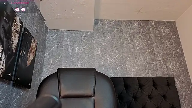 Snapshot of scarletbaker__ chatting on 12-15-25, 04:00 scarletbaker online show from 12-15-25, 04:00