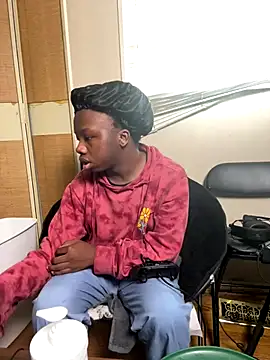 Snapshot of YourLittleBoyfriend chatting on 12-17-25, 03:40 YourLittleBoyfriend online show from 12-17-25, 03:40