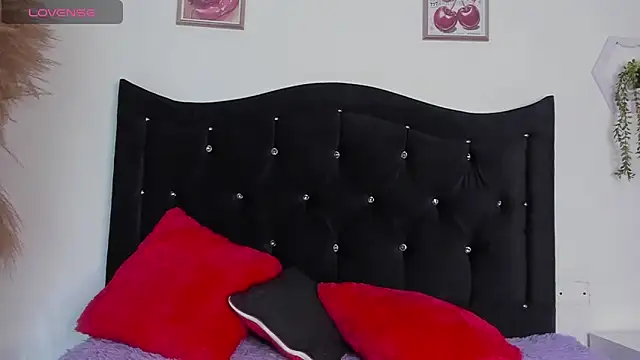 Snapshot of Victoriia_Xx chatting on 12-16-25, 01:05 Victoriia Xx online show from 12-16-25, 01:05