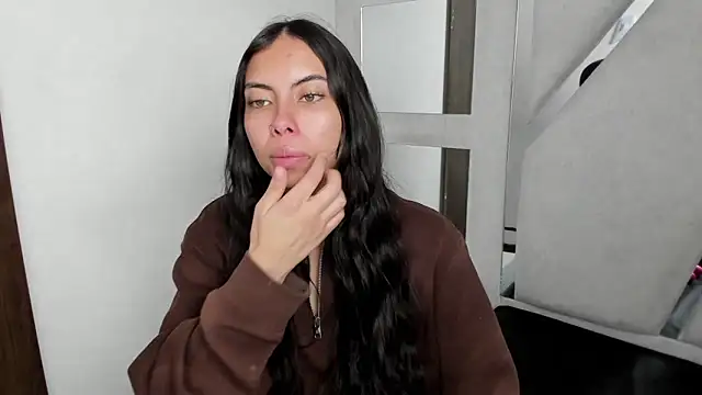 Snapshot of Alana_Hotterr chatting on 01-18-26, 05:00 Alana Hotterr online show from 01-18-26, 05:00